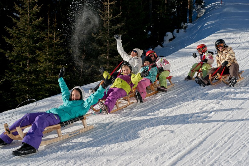Bild: Rodeln: Familienspaß im Skiurlaub